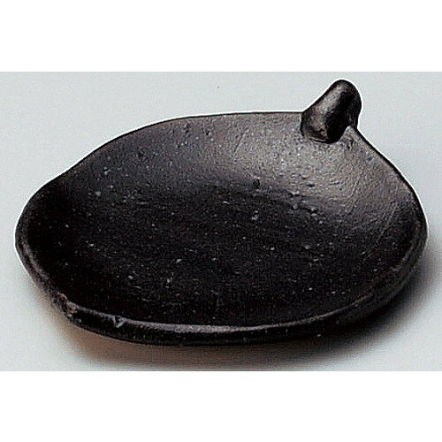 [商品名]　手造り黒織部木の葉小皿[素材]　陶器[寸法]　10.3 x 8 x 2.2cmお店からご自宅まで、季節を問わず、様々なシーンでご利用いただける商品です。[ 10.3 x 8 x 2.2cm ] 陶器 日本製 一部の商品はメーカーよりお取り寄せとなりますので、納期が前後することがございます。あらかじめご了承ください。商品によっては手造りのため、写真と色・かたちが若干異なることがございます。われものですので丁重に梱包させていただいておりますが、ご質問などございましたらお気軽にお問い合わせください。ご注文に関する注意事項は 【こちら】ご購入前にご確認ください。
