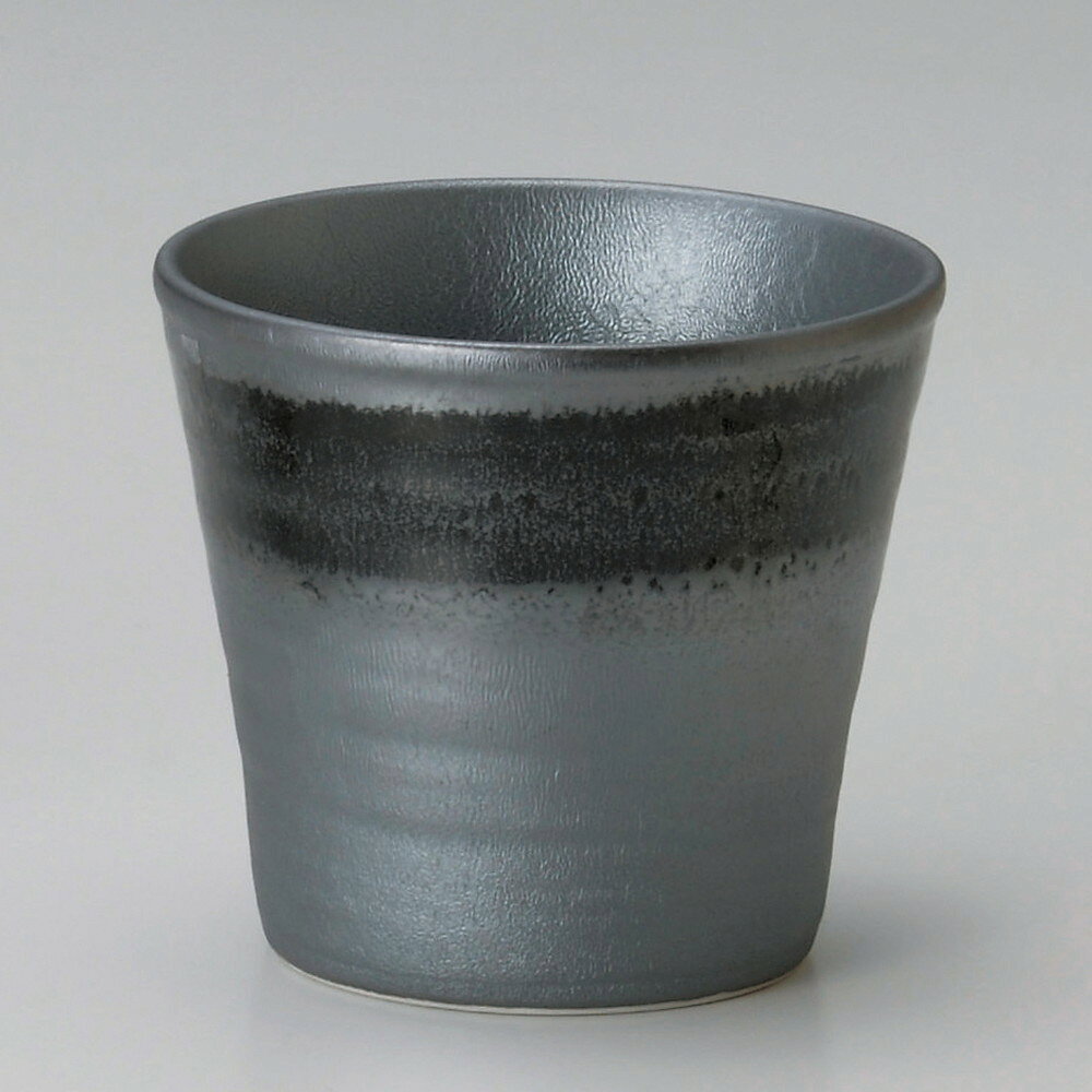 [商品名]　いぶし黒ロックグラス[素材]　陶器[寸法]　φ9 x 8.4cm 280ccお店からご自宅まで、季節を問わず、様々なシーンでご利用いただける商品です。[ φ9 x 8.4cm 280cc ] 陶器 日本製 一部の商品はメーカーよりお取り寄せとなりますので、納期が前後することがございます。あらかじめご了承ください。商品によっては手造りのため、写真と色・かたちが若干異なることがございます。われものですので丁重に梱包させていただいておりますが、ご質問などございましたらお気軽にお問い合わせください。ご注文に関する注意事項は 【こちら】ご購入前にご確認ください。