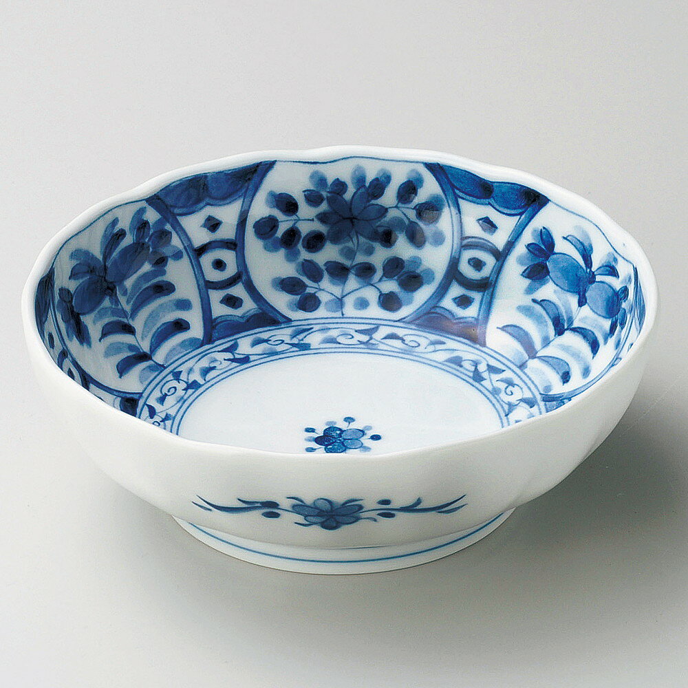 [商品名]　間取藍花多用鉢[素材]　磁器[寸法]　φ16.4 x 5.7cmお店からご自宅まで、季節を問わず、様々なシーンでご利用いただける商品です。[ φ16.4 x 5.7cm ] 磁器 日本製 一部の商品はメーカーよりお取り寄せとなりますので、納期が前後することがございます。あらかじめご了承ください。商品によっては手造りのため、写真と色・かたちが若干異なることがございます。われものですので丁重に梱包させていただいておりますが、ご質問などございましたらお気軽にお問い合わせください。ご注文に関する注意事項は 【こちら】ご購入前にご確認ください。