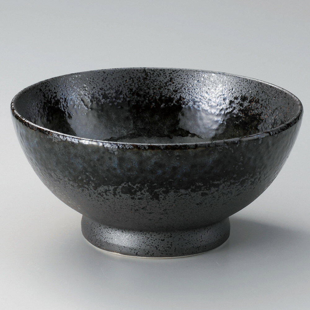 [商品名]　深海高台5.5丼[素材]　磁器[寸法]　[ φ17 x 8.5cm ]お店からご自宅まで、季節を問わず、様々なシーンでご利用いただける商品です。[ φ17 x 8.5cm ] 磁器 日本製 一部の商品はメーカーよりお取り寄せとなりますので、納期が前後することがございます。あらかじめご了承ください。商品によっては手造りのため、写真と色・かたちが若干異なることがございます。われものですので丁重に梱包させていただいておりますが、ご質問などございましたらお気軽にお問い合わせください。ご注文に関する注意事項は 【こちら】ご購入前にご確認ください。