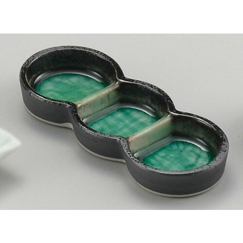 [商品名]　深海三品丸[素材]　磁器[寸法]　[ 17 x 6.8 x 2.2cm ]お店からご自宅まで、季節を問わず、様々なシーンでご利用いただける商品です。[ 17 x 6.8 x 2.2cm ] 磁器 日本製 一部の商品はメーカーよりお取り寄せとなりますので、納期が前後することがございます。あらかじめご了承ください。商品によっては手造りのため、写真と色・かたちが若干異なることがございます。われものですので丁重に梱包させていただいておりますが、ご質問などございましたらお気軽にお問い合わせください。ご注文に関する注意事項は 【こちら】ご購入前にご確認ください。