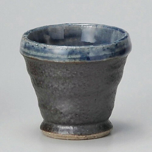 [商品名]　鉄釉藍冷酒盃[素材]　陶器[寸法]　[ φ6.3 x 6cm ]お店からご自宅まで、季節を問わず、様々なシーンでご利用いただける商品です。[ φ6.3 x 6cm ] 陶器 日本製 一部の商品はメーカーよりお取り寄せとなりますので、納期が前後することがございます。あらかじめご了承ください。商品によっては手造りのため、写真と色・かたちが若干異なることがございます。われものですので丁重に梱包させていただいておりますが、ご質問などございましたらお気軽にお問い合わせください。ご注文に関する注意事項は 【こちら】ご購入前にご確認ください。