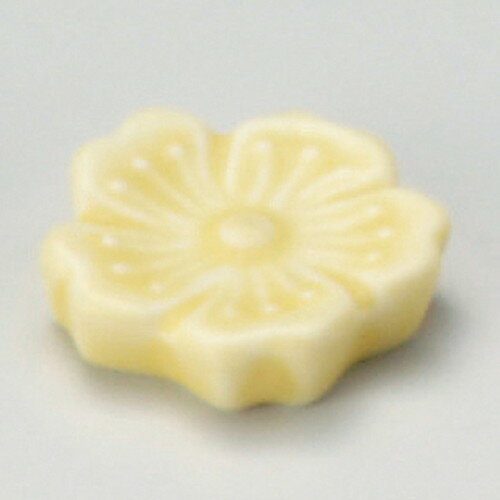 [商品名]　花カムイイエロー箸置[素材]　磁器[寸法]　[ φ3.7 x 1cm ]お店からご自宅まで、季節を問わず、様々なシーンでご利用いただける商品です。[ φ3.7 x 1cm ] 磁器 日本製 一部の商品はメーカーよりお取り寄せとな...