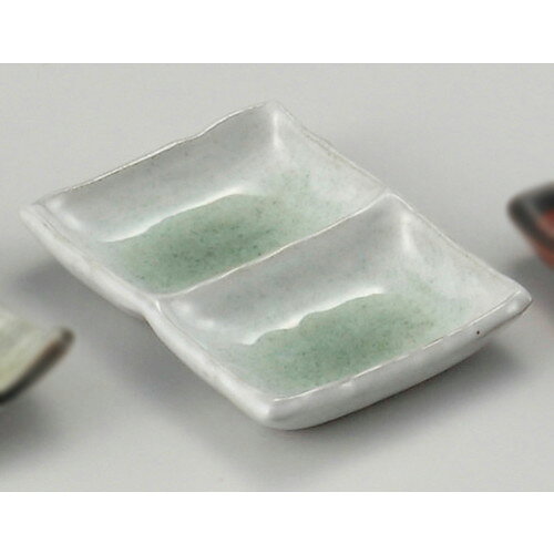 [商品名]　新緑二品皿[素材]　磁器[寸法]　[ 13 x 93 x 2.1cm ]お店からご自宅まで、季節を問わず、様々なシーンでご利用いただける商品です。[ 13 x 93 x 2.1cm ] 磁器 日本製 一部の商品はメーカーよりお取り寄せとなりますので、納期が前後することがございます。あらかじめご了承ください。商品によっては手造りのため、写真と色・かたちが若干異なることがございます。われものですので丁重に梱包させていただいておりますが、ご質問などございましたらお気軽にお問い合わせください。ご注文に関する注意事項は 【こちら】ご購入前にご確認ください。