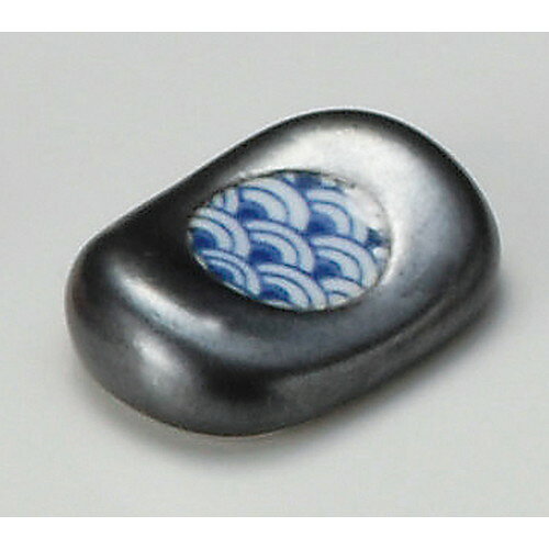 [商品名]　丸紋波小判箸置[素材]　陶磁器[寸法]　[ 4.4 x 3.2cm ]お店からご自宅まで、季節を問わず、様々なシーンでご利用いただける商品です。[ 4.4 x 3.2cm ] 陶磁器 日本製 一部の商品はメーカーよりお取り寄せとなりますので、納期が前後することがございます。あらかじめご了承ください。商品によっては手造りのため、写真と色・かたちが若干異なることがございます。われものですので丁重に梱包させていただいておりますが、ご質問などございましたらお気軽にお問い合わせください。ご注文に関する注意事項は 【こちら】ご購入前にご確認ください。