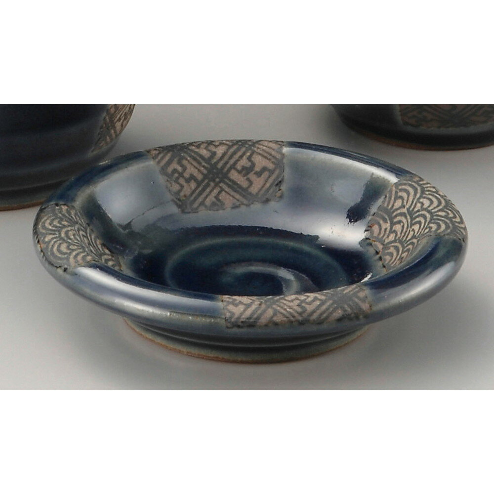 [商品名]　藍市松青海波玉小皿[素材]　陶磁器[寸法]　[ φ9.5 x 2cm ]お店からご自宅まで、季節を問わず、様々なシーンでご利用いただける商品です。[ φ9.5 x 2cm ] 陶磁器 日本製 一部の商品はメーカーよりお取り寄せとなりますので、納期が前後することがございます。あらかじめご了承ください。商品によっては手造りのため、写真と色・かたちが若干異なることがございます。われものですので丁重に梱包させていただいておりますが、ご質問などございましたらお気軽にお問い合わせください。ご注文に関する注意事項は 【こちら】ご購入前にご確認ください。