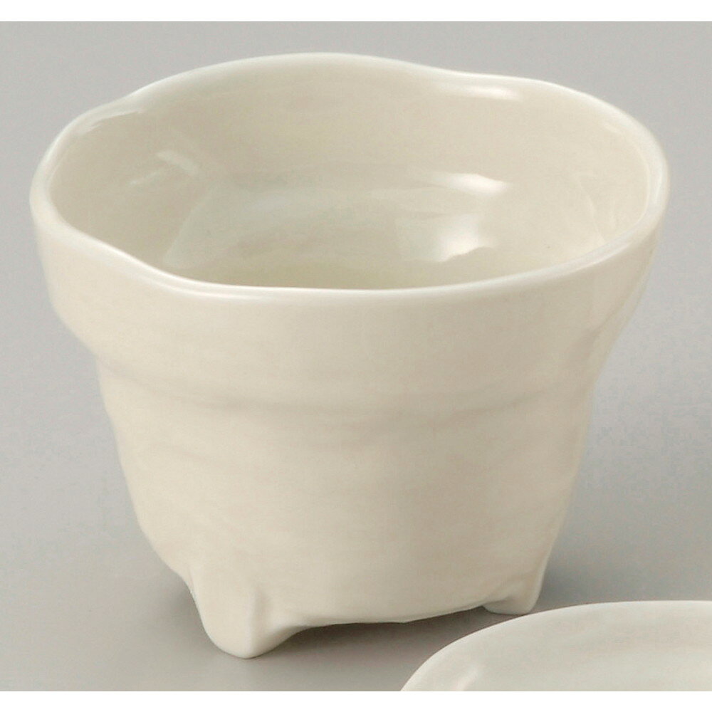 [商品名]　三ツ足粉引小鉢[素材]　磁器[寸法]　[ 9.8 x 7cm ]お店からご自宅まで、季節を問わず、様々なシーンでご利用いただける商品です。[ 9.8 x 7cm ] 磁器 日本製 一部の商品はメーカーよりお取り寄せとなりますので...