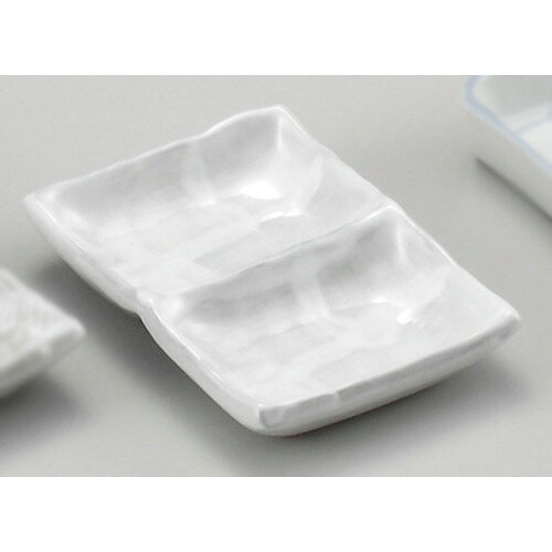 [商品名]　ウノフネリ込二品皿[素材]　磁器[寸法]　[ 13.3 x 9 x 2.3cm ]お店からご自宅まで、季節を問わず、様々なシーンでご利用いただける商品です。[ 13.3 x 9 x 2.3cm ] 磁器 日本製 一部の商品はメーカーよりお取り寄せとなりますので、納期が前後することがございます。あらかじめご了承ください。商品によっては手造りのため、写真と色・かたちが若干異なることがございます。われものですので丁重に梱包させていただいておりますが、ご質問などございましたらお気軽にお問い合わせください。ご注文に関する注意事項は 【こちら】ご購入前にご確認ください。