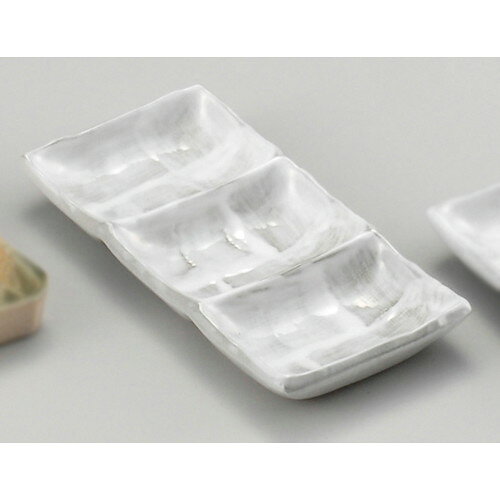 [商品名]　ウノフネリ込三品皿[素材]　磁器[寸法]　[ 19.9 x 9 x 2.3cm ]お店からご自宅まで、季節を問わず、様々なシーンでご利用いただける商品です。[ 19.9 x 9 x 2.3cm ] 磁器 日本製 一部の商品はメーカーよりお取り寄せとなりますので、納期が前後することがございます。あらかじめご了承ください。商品によっては手造りのため、写真と色・かたちが若干異なることがございます。われものですので丁重に梱包させていただいておりますが、ご質問などございましたらお気軽にお問い合わせください。ご注文に関する注意事項は 【こちら】ご購入前にご確認ください。