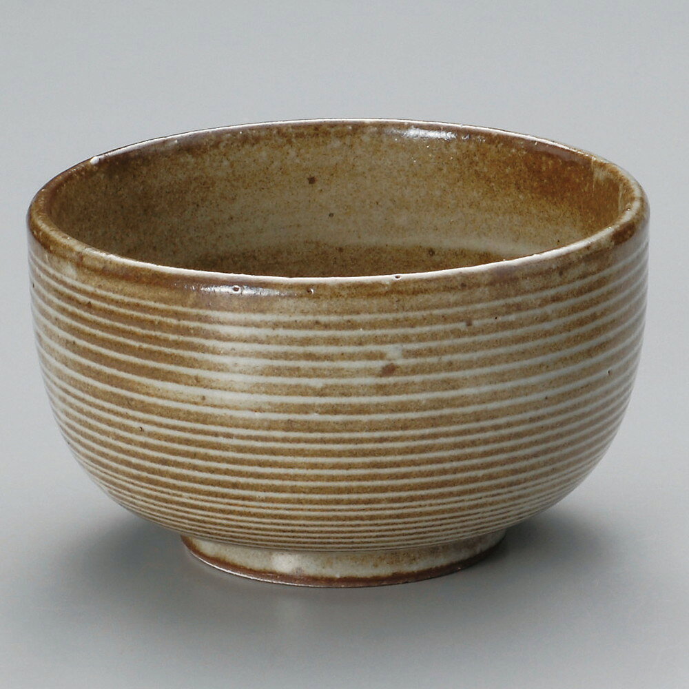 [商品名]　粉引櫛目腰張5.5丼[素材]　陶器[寸法]　[ φ17.5 x 10cm ]お店からご自宅まで、季節を問わず、様々なシーンでご利用いただける商品です。[ φ17.5 x 10cm ] 陶器 日本製 一部の商品はメーカーよりお取り寄せとなりますので、納期が前後することがございます。あらかじめご了承ください。商品によっては手造りのため、写真と色・かたちが若干異なることがございます。われものですので丁重に梱包させていただいておりますが、ご質問などございましたらお気軽にお問い合わせください。ご注文に関する注意事項は 【こちら】ご購入前にご確認ください。