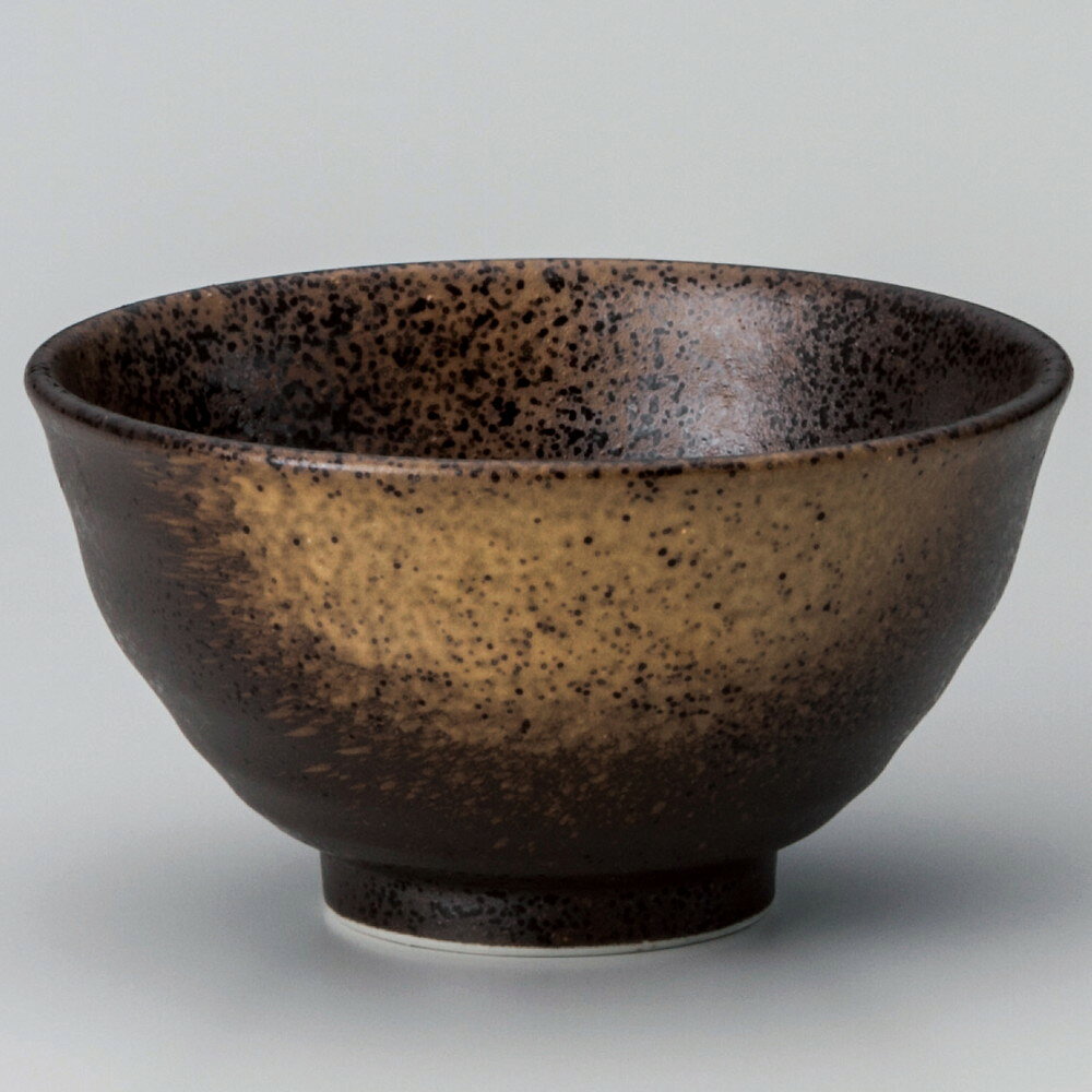 [商品名]　黒金彩手引3.6飯碗[素材]　磁器[寸法]　[ φ11.7 x 6.2cm ]お店からご自宅まで、季節を問わず、様々なシーンでご利用いただける商品です。[ φ11.7 x 6.2cm ] 磁器 日本製 一部の商品はメーカーよりお取り寄せとなりますので、納期が前後することがございます。あらかじめご了承ください。商品によっては手造りのため、写真と色・かたちが若干異なることがございます。われものですので丁重に梱包させていただいておりますが、ご質問などございましたらお気軽にお問い合わせください。ご注文に関する注意事項は 【こちら】ご購入前にご確認ください。