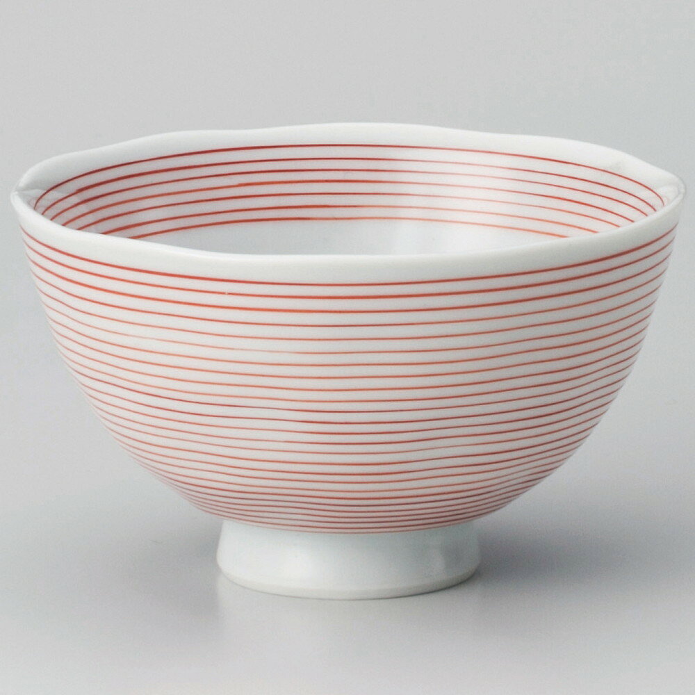 [商品名]　赤千筋飯碗中[素材]　磁器[寸法]　[ φ11.3 x 6.6cm ]お店からご自宅まで、季節を問わず、様々なシーンでご利用いただける商品です。[ φ11.3 x 6.6cm ] 磁器 日本製 一部の商品はメーカーよりお取り寄せとなりますので、納期が前後することがございます。あらかじめご了承ください。商品によっては手造りのため、写真と色・かたちが若干異なることがございます。われものですので丁重に梱包させていただいておりますが、ご質問などございましたらお気軽にお問い合わせください。ご注文に関する注意事項は 【こちら】ご購入前にご確認ください。