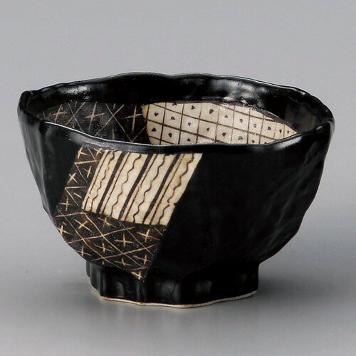 [商品名]　黒織部六角4.0丼[素材]　陶器[寸法]　[ φ12.5 x 7.5cm ]お店からご自宅まで、季節を問わず、様々なシーンでご利用いただける商品です。[ φ12.5 x 7.5cm ] 陶器 日本製 一部の商品はメーカーよりお取り寄せとなりますので、納期が前後することがございます。あらかじめご了承ください。商品によっては手造りのため、写真と色・かたちが若干異なることがございます。われものですので丁重に梱包させていただいておりますが、ご質問などございましたらお気軽にお問い合わせください。ご注文に関する注意事項は 【こちら】ご購入前にご確認ください。