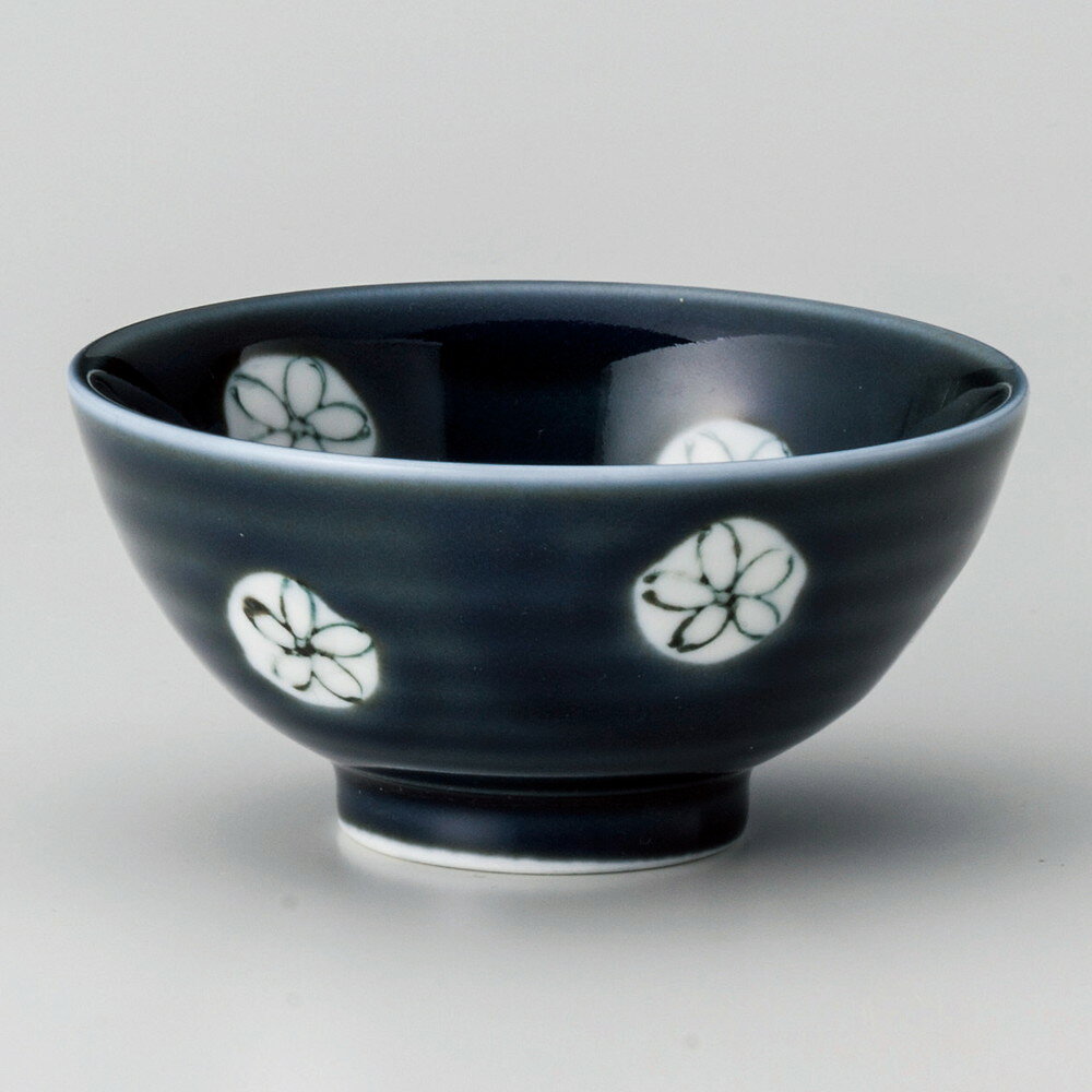 [商品名]　青釉小花丸少々碗[素材]　磁器[寸法]　[ φ9.8 x 5cm ]お店からご自宅まで、季節を問わず、様々なシーンでご利用いただける商品です。[ φ9.8 x 5cm ] 磁器 日本製 一部の商品はメーカーよりお取り寄せとなりますので、納期が前後することがございます。あらかじめご了承ください。商品によっては手造りのため、写真と色・かたちが若干異なることがございます。われものですので丁重に梱包させていただいておりますが、ご質問などございましたらお気軽にお問い合わせください。ご注文に関する注意事項は 【こちら】ご購入前にご確認ください。