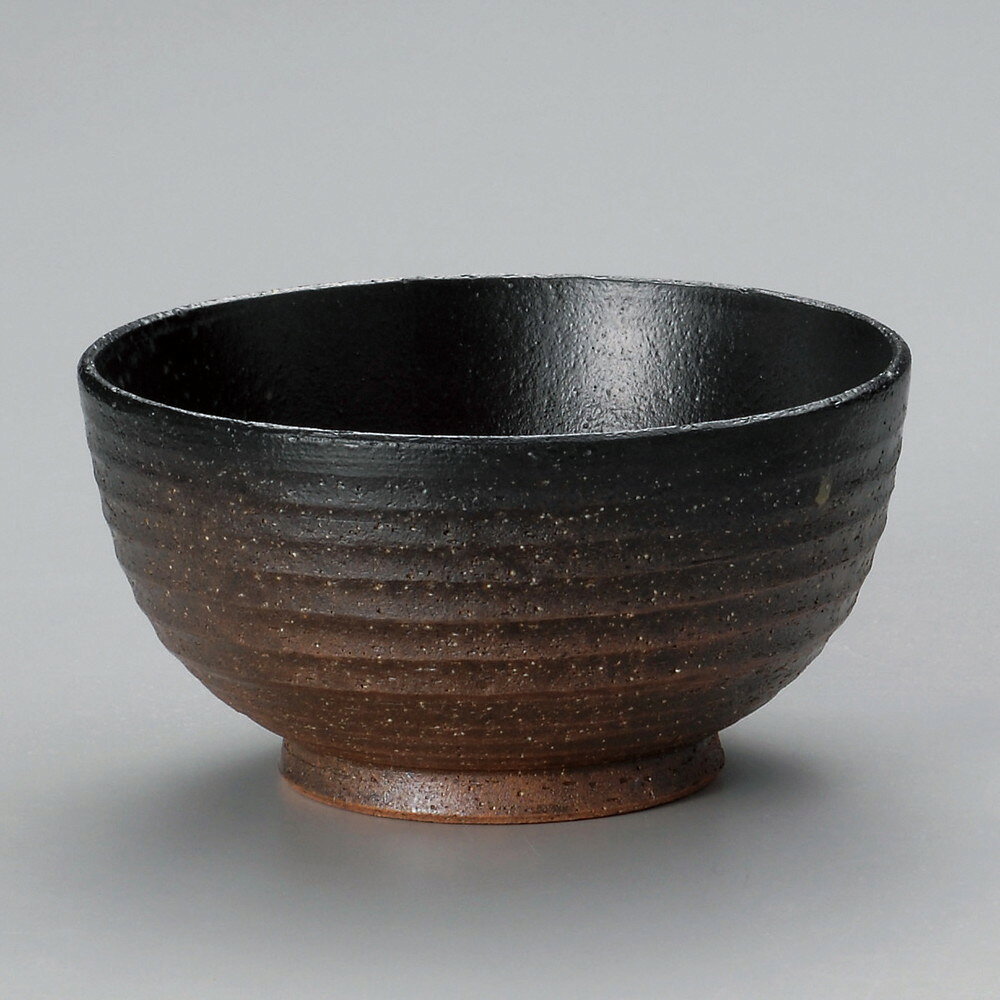 [商品名]　備前黒吹夏目5.5釜上丼[素材]　陶器[寸法]　[ φ17.5 x 9cm ]お店からご自宅まで、季節を問わず、様々なシーンでご利用いただける商品です。[ φ17.5 x 9cm ] 陶器 日本製 一部の商品はメーカーよりお取り寄せとなりますので、納期が前後することがございます。あらかじめご了承ください。商品によっては手造りのため、写真と色・かたちが若干異なることがございます。われものですので丁重に梱包させていただいておりますが、ご質問などございましたらお気軽にお問い合わせください。ご注文に関する注意事項は 【こちら】ご購入前にご確認ください。