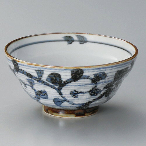 [商品名]　刷毛唐草5.5丼[素材]　磁器[寸法]　[ φ17 x 8.5cm ]お店からご自宅まで、季節を問わず、様々なシーンでご利用いただける商品です。[ φ17 x 8.5cm ] 磁器 日本製 一部の商品はメーカーよりお取り寄せとなりますので、納期が前後することがございます。あらかじめご了承ください。商品によっては手造りのため、写真と色・かたちが若干異なることがございます。われものですので丁重に梱包させていただいておりますが、ご質問などございましたらお気軽にお問い合わせください。ご注文に関する注意事項は 【こちら】ご購入前にご確認ください。