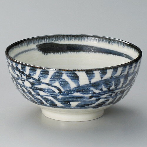 [商品名]　藍染唐草石目5.5丼[素材]　磁器[寸法]　[ φ17.5 x 8.2cm ]お店からご自宅まで、季節を問わず、様々なシーンでご利用いただける商品です。[ φ17.5 x 8.2cm ] 磁器 日本製 一部の商品はメーカーよりお取り寄せとなりますので、納期が前後することがございます。あらかじめご了承ください。商品によっては手造りのため、写真と色・かたちが若干異なることがございます。われものですので丁重に梱包させていただいておりますが、ご質問などございましたらお気軽にお問い合わせください。ご注文に関する注意事項は 【こちら】ご購入前にご確認ください。