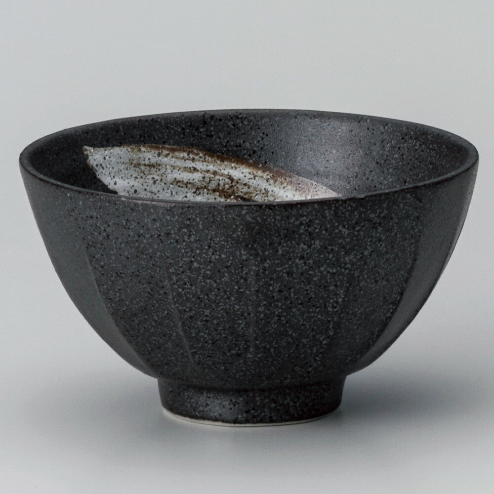 [商品名]　黒備前白刷毛ソギ飯碗[素材]　磁器[寸法]　[ φ11.8 x 6.6cm ]お店からご自宅まで、季節を問わず、様々なシーンでご利用いただける商品です。[ φ11.8 x 6.6cm ] 磁器 日本製 一部の商品はメーカーよりお取り寄せとなりますので、納期が前後することがございます。あらかじめご了承ください。商品によっては手造りのため、写真と色・かたちが若干異なることがございます。われものですので丁重に梱包させていただいておりますが、ご質問などございましたらお気軽にお問い合わせください。ご注文に関する注意事項は 【こちら】ご購入前にご確認ください。
