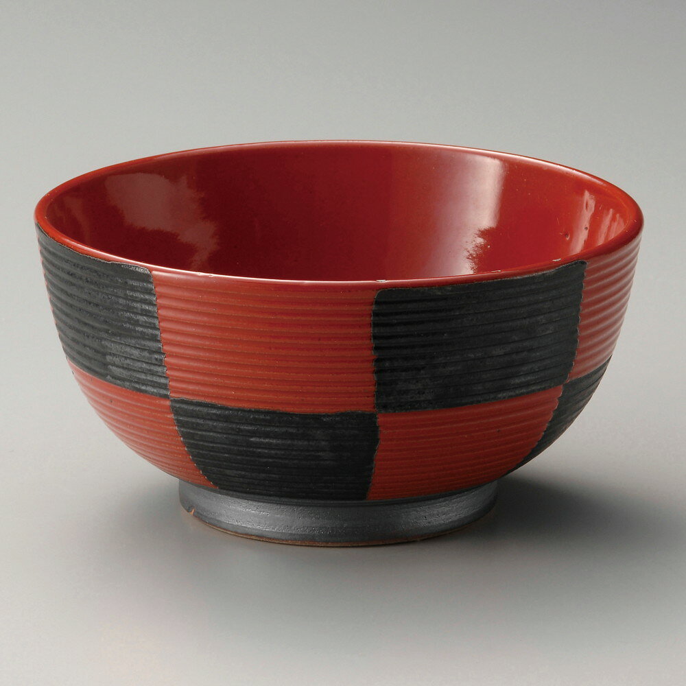 [商品名]　筋彫赤市松夏目5.5丼[素材]　陶器[寸法]　[ φ17.6 x 8.8cm ]お店からご自宅まで、季節を問わず、様々なシーンでご利用いただける商品です。[ φ17.6 x 8.8cm ] 陶器 日本製 一部の商品はメーカーよりお取り寄せとなりますので、納期が前後することがございます。あらかじめご了承ください。商品によっては手造りのため、写真と色・かたちが若干異なることがございます。われものですので丁重に梱包させていただいておりますが、ご質問などございましたらお気軽にお問い合わせください。ご注文に関する注意事項は 【こちら】ご購入前にご確認ください。