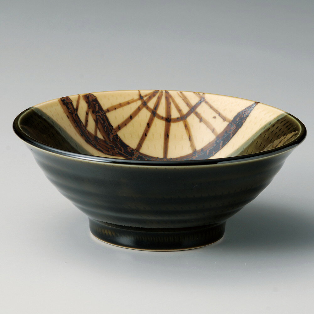 [商品名]　織部御所車5.8そば丼[素材]　磁器[寸法]　[ φ17.5 x 7.5cm ]お店からご自宅まで、季節を問わず、様々なシーンでご利用いただける商品です。[ φ17.5 x 7.5cm ] 磁器 日本製 一部の商品はメーカーよりお取り寄せとなりますので、納期が前後することがございます。あらかじめご了承ください。商品によっては手造りのため、写真と色・かたちが若干異なることがございます。われものですので丁重に梱包させていただいておりますが、ご質問などございましたらお気軽にお問い合わせください。ご注文に関する注意事項は 【こちら】ご購入前にご確認ください。