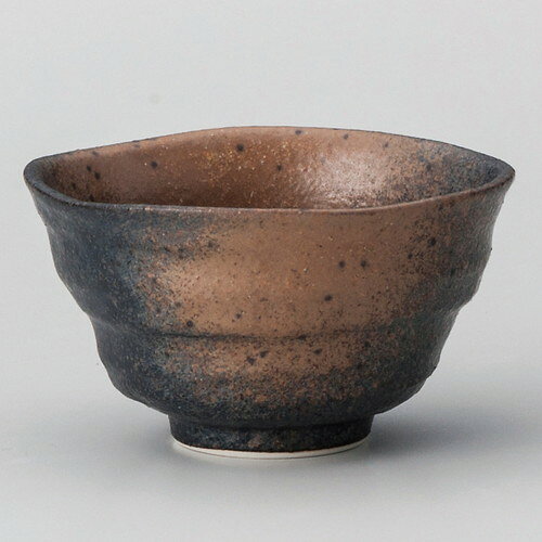 [商品名]　黒備前吹き変型六兵衛煎茶[素材]　磁器[寸法]　[ φ9.4 x 5.3cm 170cc ]お店からご自宅まで、季節を問わず、様々なシーンでご利用いただける商品です。[ φ9.4 x 5.3cm 170cc ] 磁器 日本製 一部の商品はメーカーよりお取り寄せとなりますので、納期が前後することがございます。あらかじめご了承ください。商品によっては手造りのため、写真と色・かたちが若干異なることがございます。われものですので丁重に梱包させていただいておりますが、ご質問などございましたらお気軽にお問い合わせください。ご注文に関する注意事項は 【こちら】ご購入前にご確認ください。