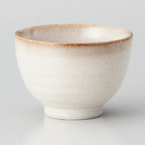 [商品名]　粉引煎茶[素材]　磁器[寸法]　[ φ8.3 x 5.4cm 150cc ]お店からご自宅まで、季節を問わず、様々なシーンでご利用いただける商品です。[ φ8.3 x 5.4cm 150cc ] 磁器 日本製 一部の商品はメーカーよりお取り寄せとなりますので、納期が前後することがございます。あらかじめご了承ください。商品によっては手造りのため、写真と色・かたちが若干異なることがございます。われものですので丁重に梱包させていただいておりますが、ご質問などございましたらお気軽にお問い合わせください。ご注文に関する注意事項は 【こちら】ご購入前にご確認ください。