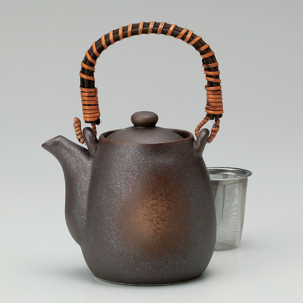 [商品名]　錆茶吹土瓶[素材]　陶器[寸法]　[ 9.4 x 11.4cm 480cc ]お店からご自宅まで、季節を問わず、様々なシーンでご利用いただける商品です。[ 9.4 x 11.4cm 480cc ] 陶器 日本製 一部の商品はメーカーよりお取り寄せとなりますので、納期が前後することがございます。あらかじめご了承ください。商品によっては手造りのため、写真と色・かたちが若干異なることがございます。われものですので丁重に梱包させていただいておりますが、ご質問などございましたらお気軽にお問い合わせください。ご注文に関する注意事項は 【こちら】ご購入前にご確認ください。
