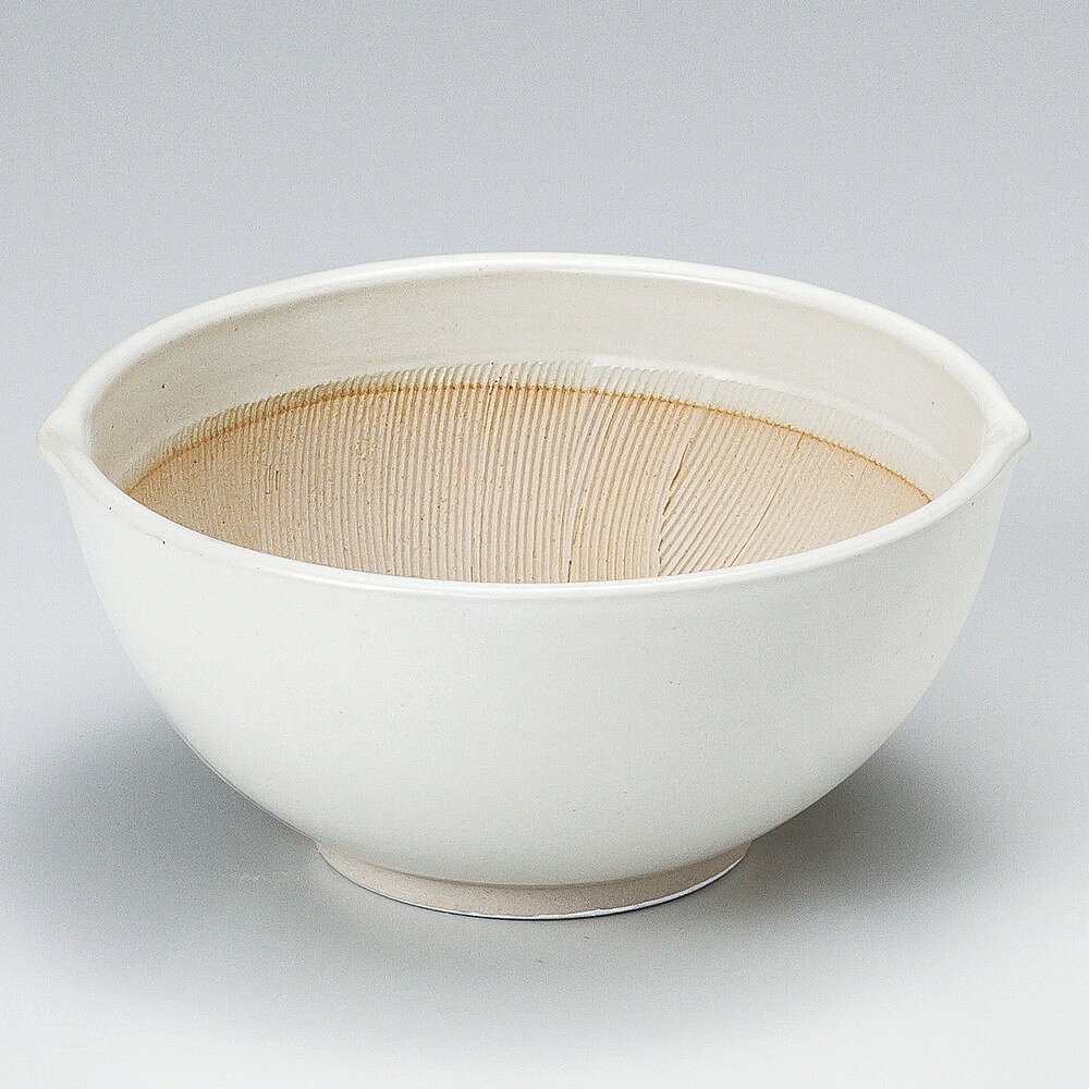[商品名]　白マット5.5スリ鉢[素材]　陶器[寸法]　[ 17 x 16 x 7.8cm ]お店からご自宅まで、季節を問わず、様々なシーンでご利用いただける商品です。[ 17 x 16 x 7.8cm ] 陶器 日本製 スリ効率2倍UP 一部の商品はメーカーよりお取り寄せとなりますので、納期が前後することがございます。あらかじめご了承ください。商品によっては手造りのため、写真と色・かたちが若干異なることがございます。われものですので丁重に梱包させていただいておりますが、ご質問などございましたらお気軽にお問い合わせください。ご注文に関する注意事項は 【こちら】ご購入前にご確認ください。