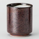 [商品名]　茶結晶湯呑[素材]　磁器[寸法]　[ φ7 x 8cm 190cc ]お店からご自宅まで、季節を問わず、様々なシーンでご利用いただける商品です。[ φ7 x 8cm 190cc ] 磁器 日本製 一部の商品はメーカーよりお取り寄せとなりますので、納期が前後することがございます。あらかじめご了承ください。商品によっては手造りのため、写真と色・かたちが若干異なることがございます。われものですので丁重に梱包させていただいておりますが、ご質問などございましたらお気軽にお問い合わせください。ご注文に関する注意事項は 【こちら】ご購入前にご確認ください。