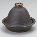 [商品名]　黒金彩タジン鍋(中)[素材]　陶器[寸法]　[ φ22.7 x 17cm 身6cm ]お店からご自宅まで、季節を問わず、様々なシーンでご利用いただける商品です。[ φ22.7 x 17cm 身6cm ] 陶器 日本製 萬古焼 直火OK一部の商品はメーカーよりお取り寄せとなりますので、納期が前後することがございます。あらかじめご了承ください。商品によっては手造りのため、写真と色・かたちが若干異なることがございます。われものですので丁重に梱包させていただいておりますが、ご質問などございましたらお気軽にお問い合わせください。ご注文に関する注意事項は 【こちら】ご購入前にご確認ください。