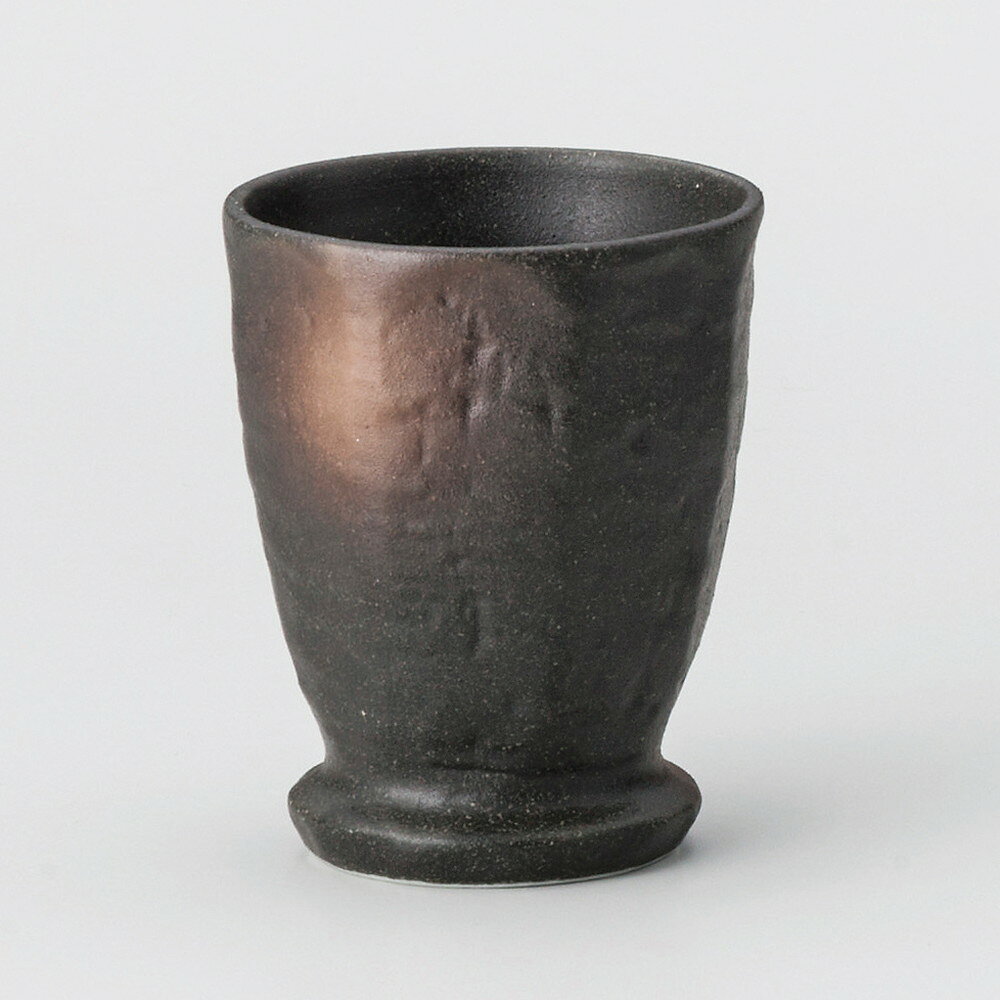 [商品名]　茶吹き削り湯呑[素材]　磁器[寸法]　[ φ7 x 8.5cm 170cc ]お店からご自宅まで、季節を問わず、様々なシーンでご利用いただける商品です。[ φ7 x 8.5cm 170cc ] 磁器 日本製 一部の商品はメーカーよりお取り寄せとなりますので、納期が前後することがございます。あらかじめご了承ください。商品によっては手造りのため、写真と色・かたちが若干異なることがございます。われものですので丁重に梱包させていただいておりますが、ご質問などございましたらお気軽にお問い合わせください。ご注文に関する注意事項は 【こちら】ご購入前にご確認ください。