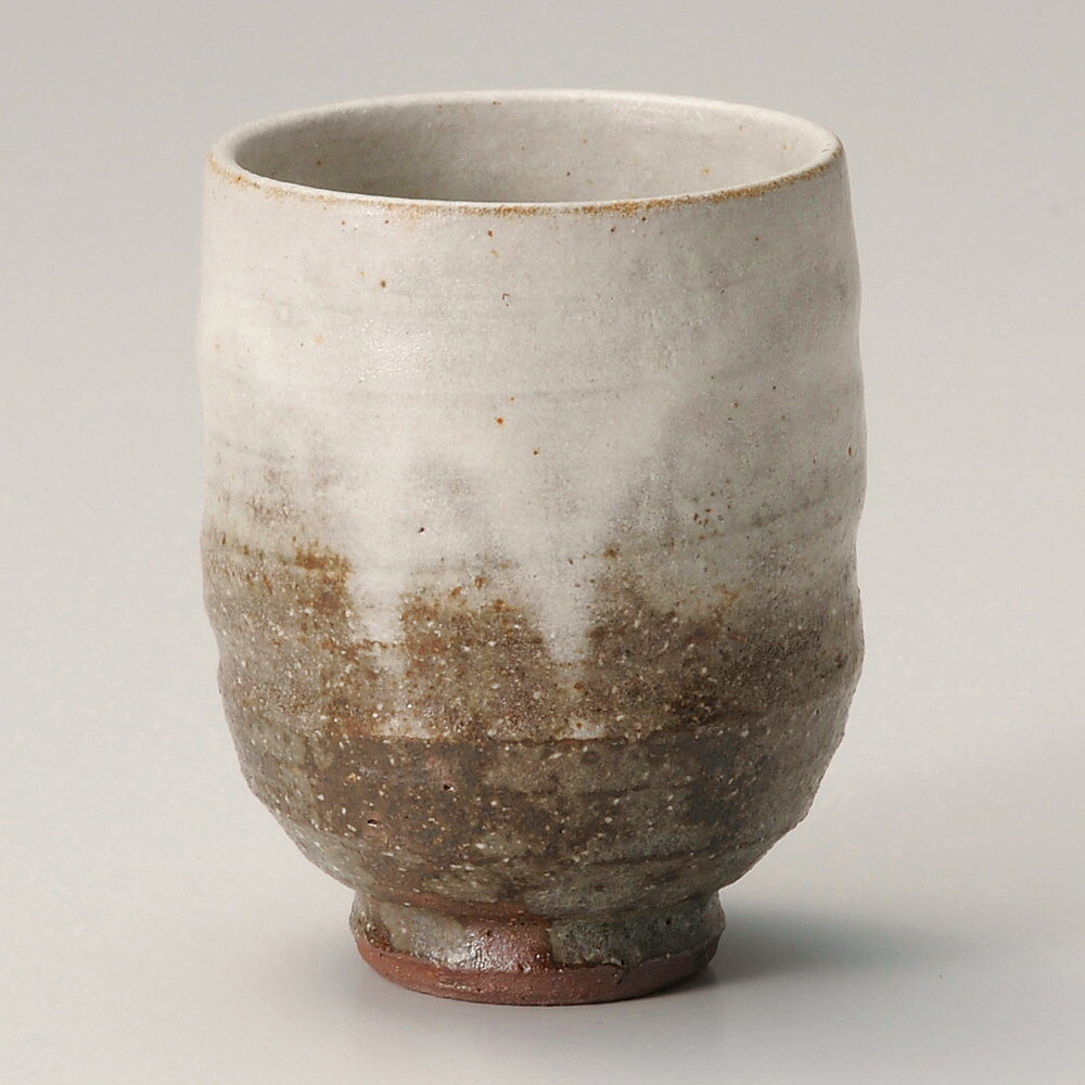 [商品名]　灰釉粉引湯呑(大)[素材]　陶器[寸法]　[ φ7.5 x 9.3cm 220cc ]お店からご自宅まで、季節を問わず、様々なシーンでご利用いただける商品です。[ φ7.5 x 9.3cm 220cc ] 陶器 日本製 信楽焼一部の商品はメーカーよりお取り寄せとなりますので、納期が前後することがございます。あらかじめご了承ください。商品によっては手造りのため、写真と色・かたちが若干異なることがございます。われものですので丁重に梱包させていただいておりますが、ご質問などございましたらお気軽にお問い合わせください。ご注文に関する注意事項は 【こちら】ご購入前にご確認ください。