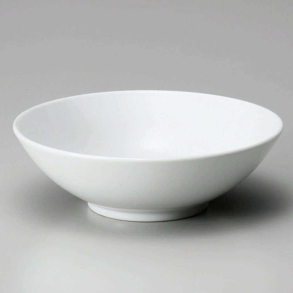 [商品名]　白磁九州6.3ラーメン丼[素材]　磁器[寸法]　19.7 x 6.8cmお店からご自宅まで、季節を問わず、様々なシーンでご利用いただける商品です。[ 19.7 x 6.8cm ] 磁器 日本製 一部の商品はメーカーよりお取り寄せとなりますので、納期が前後することがございます。あらかじめご了承ください。商品によっては手造りのため、写真と色・かたちが若干異なることがございます。われものですので丁重に梱包させていただいておりますが、ご質問などございましたらお気軽にお問い合わせください。ご注文に関する注意事項は 【こちら】ご購入前にご確認ください。