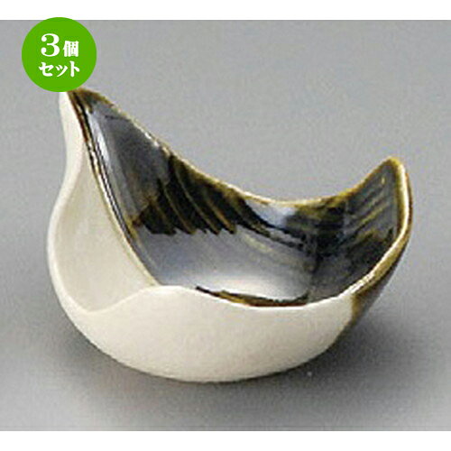 [商品名]　織部塗り分け千鳥珍味[素材]　陶磁器[寸法]　[ 91 x 73 x 40mm ] お店からご自宅まで、季節を問わず、様々なシーンでご利用いただける商品です。1個あたりの寸法[ 91 x 73 x 40mm ]メーカーからの取り寄せ商品の為、納期まで1週間前後かかります。あらかじめご了承ください。商品によっては手造りのため、写真と色・かたちが若干異なることがございます。われものですので丁重に梱包させていただいておりますが、ご質問などございましたらお気軽にお問い合わせください。ご注文に関する注意事項は 【こちら】ご購入前にご確認ください。 ご注文に関する注意事項は 【こちら】ご購入前にご確認ください。 &nbsp;&nbsp;&nbsp; 織部十草豆皿（大） [60 x 17mm] 織部切込片口珍味（手造り） [80 x 75 x 40mm] 織部大葉小付 [82 x 75 x 23mm] &nbsp;&nbsp;&nbsp; 織部梅半月形珍味 [57 x 53 x 20mm] 織部梅豆珍味 [58 x 53 x 20mm] 織部梅形小皿 [65 x 20mm]