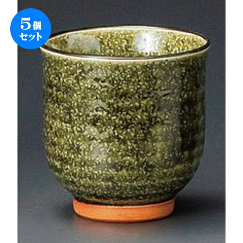 [商品名]　織部唐津湯呑[素材]　陶磁器[寸法]　[ 75 x 78mm・220cc ] お店からご自宅まで、季節を問わず、様々なシーンでご利用いただける商品です。1個あたりの寸法[ 75 x 78mm・220cc ]メーカーからの取り寄せ商品の為、納期まで1週間前後かかります。あらかじめご了承ください。商品によっては手造りのため、写真と色・かたちが若干異なることがございます。われものですので丁重に梱包させていただいておりますが、ご質問などございましたらお気軽にお問い合わせください。ご注文に関する注意事項は 【こちら】ご購入前にご確認ください。 ご注文に関する注意事項は 【こちら】ご購入前にご確認ください。 &nbsp;&nbsp;&nbsp; 織部ソギ湯呑（小） [57 x 81mm] 織部筋湯呑 [58 x 77mm・130cc] 織部塗り分長湯呑 [58 x 88mm] &nbsp;&nbsp;&nbsp; 信楽長湯呑 [58 x 88mm] 信楽2.2湯呑 [70 x 85mm・180cc] 織部麦湯呑（手造り） [70 x 80mm]