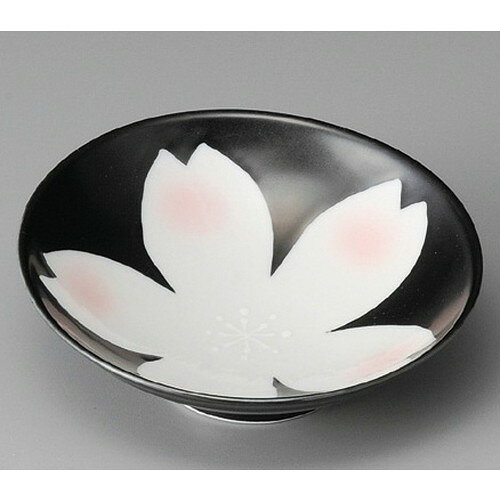 [商品名]　黒釉桜花スロープ平小鉢[素材]　陶磁器[寸法]　[ 125 x 123 x 40mm ] お店からご自宅まで、季節を問わず、様々なシーンでご利用いただける商品です。[ 125 x 123 x 40mm ]メーカーからの取り寄せ商品の為、納期まで1週間前後かかります。あらかじめご了承ください。商品によっては手造りのため、写真と色・かたちが若干異なることがございます。われものですので丁重に梱包させていただいておりますが、ご質問などございましたらお気軽にお問い合わせください。ご注文に関する注意事項は 【こちら】ご購入前にご確認ください。 &nbsp;&nbsp;&nbsp; 黒林檎5.0ボール [165 x 57mm] 黒釉銀うず中鉢 [138 x 135 x 54mm] 黒釉桜花スロープ向付 [160 x 156 x 50mm] &nbsp;&nbsp;&nbsp; 黒釉白刷毛6.0鉢 [190 x 50mm] 黒釉青金彩5.0浅鉢 [135 x 40mm] 黒釉錆吹波渕6.0平鉢 [185 x 50mm]