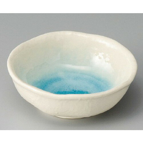 [商品名]　白雲花型小鉢[素材]　陶磁器[寸法]　[ 125 x 45mm ] お店からご自宅まで、季節を問わず、様々なシーンでご利用いただける商品です。[ 125 x 45mm ]メーカーからの取り寄せ商品の為、納期まで1週間前後かかります。あらかじめご了承ください。商品によっては手造りのため、写真と色・かたちが若干異なることがございます。われものですので丁重に梱包させていただいておりますが、ご質問などございましたらお気軽にお問い合わせください。ご注文に関する注意事項は 【こちら】ご購入前にご確認ください。 &nbsp;&nbsp;&nbsp; 白伊賀石目3.3鉢 [110 x 35mm] 白伊賀石目4.0鉢 [127 x 35mm] 白伊賀六平4.2ボール [129 x 53mm] &nbsp;&nbsp;&nbsp; 白丸小鉢 [118 x 48mm] 白河凛丸小鉢 [123 x 40mm] 白化粧ぼかし三ツ足小鉢 [130 x 120 x 63mm]