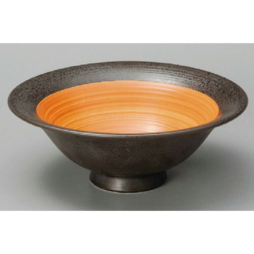[商品名]　朱釉ラーメン丼[素材]　陶磁器[寸法]　[ 220 x 80mm ] お店からご自宅まで、季節を問わず、様々なシーンでご利用いただける商品です。[ 220 x 80mm ]メーカーからの取り寄せ商品の為、納期まで1週間前後かかります。あらかじめご了承ください。商品によっては手造りのため、写真と色・かたちが若干異なることがございます。われものですので丁重に梱包させていただいておりますが、ご質問などございましたらお気軽にお問い合わせください。ご注文に関する注意事項は 【こちら】ご購入前にご確認ください。 &nbsp;&nbsp;&nbsp; 朱巻しのぎ型6.8ラーメン [217 x 90mm] 朱巻三ツ竜6.3切立丼 [195 x 70mm] 朱巻三ツ竜6.8高台丼 [213 x 84mm] &nbsp;&nbsp;&nbsp; 深山織部7.0ラーメン鉢 [215 x 86mm] 新黒ゆず鳴門7.0反丼 [215 x 95mm] 新黒ゆず鳴門6.5反丼 [200 x 89mm]