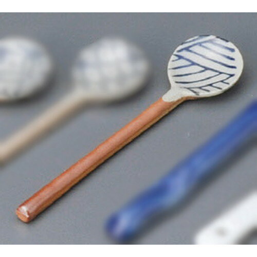 [商品名]　土物スプーンストライプ[素材]　陶磁器[寸法]　[ 113mm ] お店からご自宅まで、季節を問わず、様々なシーンでご利用いただける商品です。[ 113mm ]メーカーからの取り寄せ商品の為、納期まで1週間前後かかります。あらかじめご了承ください。商品によっては手造りのため、写真と色・かたちが若干異なることがございます。われものですので丁重に梱包させていただいておりますが、ご質問などございましたらお気軽にお問い合わせください。ご注文に関する注意事項は 【こちら】ご購入前にご確認ください。 &nbsp;&nbsp;&nbsp; 染付Dスプーン [120 x 24mm] 染付Eスプーン [120 x 24mm] 竹製スプーン [137mm] &nbsp;&nbsp;&nbsp; 土物スプーン七宝 [113mm] 土物スプーン亀甲 [113mm] 土物スプーン格子 [113mm]