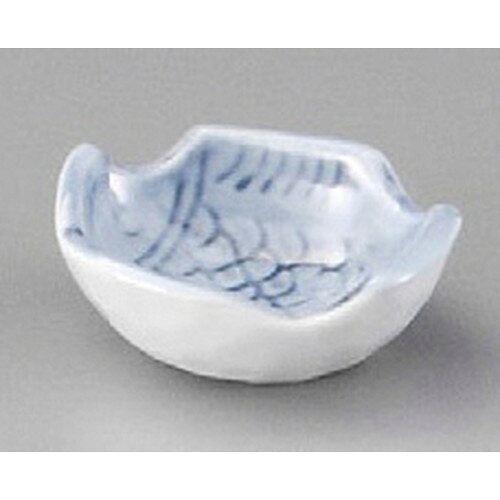 [商品名]　古染鯛豆珍味[素材]　陶磁器[寸法]　[ 55 x 45 x 20mm ] お店からご自宅まで、季節を問わず、様々なシーンでご利用いただける商品です。[ 55 x 45 x 20mm ]メーカーからの取り寄せ商品の為、納期まで1週間前後かかります。あらかじめご了承ください。商品によっては手造りのため、写真と色・かたちが若干異なることがございます。われものですので丁重に梱包させていただいておりますが、ご質問などございましたらお気軽にお問い合わせください。ご注文に関する注意事項は 【こちら】ご購入前にご確認ください。 &nbsp;&nbsp;&nbsp; 古染十草角珍味 [45 x 30mm] 古染赤とんぼ豆小皿 [65 x 15mm] 古染雪月花角珍味 [45 x 30mm] &nbsp;&nbsp;&nbsp; 古染渕三色十草豆小皿 [65 x 15mm] 古染渕格子赤点つなぎ豆小皿 [65 x 15mm] 古染楓豆珍味 [60 x 50 x 27mm]