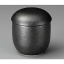 [商品名]　黒釉ミニむし碗[素材]　陶磁器[寸法]　[ 69 x 83mm ] お店からご自宅まで、季節を問わず、様々なシーンでご利用いただける商品です。[ 69 x 83mm ]メーカーからの取り寄せ商品の為、納期まで1週間前後かかります。あらかじめご了承ください。商品によっては手造りのため、写真と色・かたちが若干異なることがございます。われものですので丁重に梱包させていただいておりますが、ご質問などございましたらお気軽にお問い合わせください。ご注文に関する注意事項は 【こちら】ご購入前にご確認ください。 &nbsp;&nbsp;&nbsp; 黒楽朱刷毛ミニむし碗 [66 x 68mm] 黒桜もみじミニむし碗 [75 x 70mm] 黒唐草小むし碗 [76 x 60mm] &nbsp;&nbsp;&nbsp; 細十草豆むし碗 [65 x 78mm] 細駒筋ミニミニむし碗 [70 x 60mm] 砂志野朱刷毛ミニむし碗 [66 x 78mm]