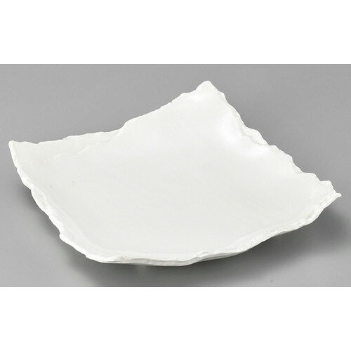 [商品名]　白マット重ね8.5皿[素材]　陶磁器[寸法]　[ 240 x 240 x 43mm ] お店からご自宅まで、季節を問わず、様々なシーンでご利用いただける商品です。[ 240 x 240 x 43mm ]メーカーからの取り寄せ商品の為、納期まで1週間前後かかります。あらかじめご了承ください。商品によっては手造りのため、写真と色・かたちが若干異なることがございます。われものですので丁重に梱包させていただいておりますが、ご質問などございましたらお気軽にお問い合わせください。ご注文に関する注意事項は 【こちら】ご購入前にご確認ください。 &nbsp;&nbsp;&nbsp; 濃刷毛楕円皿 大 [220 x 165 x 40mm] 白クシメ楕円取皿 [180 x 165 x 30mm] 白ハケ目変形盛り鉢 [283 x 176 x 50mm] &nbsp;&nbsp;&nbsp; 白刷毛角盛皿 [276 x 276 x 42mm] 白化粧ぼかし楕円浅鉢 [250 x 210 x 45mm] 白化粧ぼかし三ツ足変型角皿 [165 x 160 x 50mm]