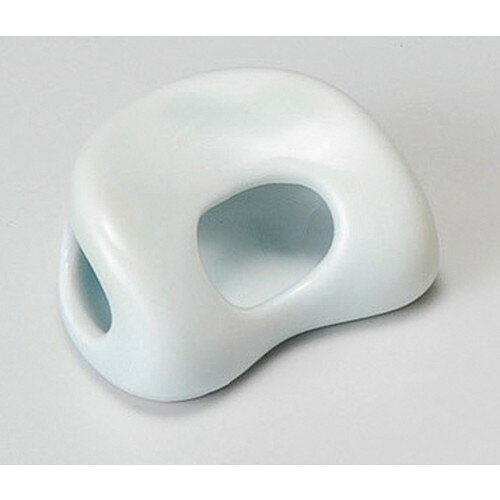 せともの本舗の3個セット ☆ 箸置 ☆ 勾玉青白磁箸衣 [ 45 x 35 x 22mm ] | 箸置き 箸置 はしおき 箸 カトラリー 食器 業務用 飲食店 カフェ うつわ 器 おしゃれ かわいい お洒落 ギフト プレゼント 引き出物 内祝い 結婚祝い 誕生日 贈り物 贈答品 食器セット｜アングル2