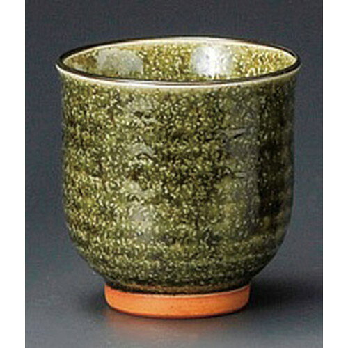 [商品名]　織部唐津湯呑[素材]　陶磁器[寸法]　[ 75 x 78mm・220cc ] お店からご自宅まで、季節を問わず、様々なシーンでご利用いただける商品です。[ 75 x 78mm・220cc ]メーカーからの取り寄せ商品の為、納期まで1週間前後かかります。あらかじめご了承ください。商品によっては手造りのため、写真と色・かたちが若干異なることがございます。われものですので丁重に梱包させていただいておりますが、ご質問などございましたらお気軽にお問い合わせください。ご注文に関する注意事項は 【こちら】ご購入前にご確認ください。 &nbsp;&nbsp;&nbsp; 織部ソギ湯呑（小） [57 x 81mm] 織部筋湯呑 [58 x 77mm・130cc] 織部塗り分長湯呑 [58 x 88mm] &nbsp;&nbsp;&nbsp; 信楽長湯呑 [58 x 88mm] 信楽2.2湯呑 [70 x 85mm・180cc] 織部麦湯呑（手造り） [70 x 80mm]