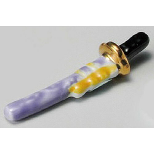 [商品名]　箸置刃紫[素材]　陶磁器[寸法]　[ 82mm ] お店からご自宅まで、季節を問わず、様々なシーンでご利用いただける商品です。[ 82mm ]メーカーからの取り寄せ商品の為、納期まで1週間前後かかります。あらかじめご了承ください。商品によっては手造りのため、写真と色・かたちが若干異なることがございます。われものですので丁重に梱包させていただいておりますが、ご質問などございましたらお気軽にお問い合わせください。ご注文に関する注意事項は 【こちら】ご購入前にご確認ください。 &nbsp;&nbsp;&nbsp; 箸置銀彩 [70 x 17 x 17mm] 箸置黒マット猫 [39mm] 箸置枝梅ピンク [60mm] &nbsp;&nbsp;&nbsp; 箸置青ムツゴロー [60mm] 箸置青フグ [54mm] 箸置青クジラ [52mm]