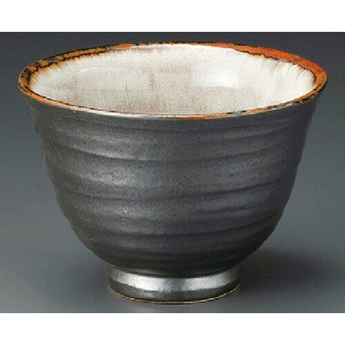 [商品名]　鉄黒4.0深丼[素材]　陶磁器[寸法]　[ 130 x 95mm ] お店からご自宅まで、季節を問わず、様々なシーンでご利用いただける商品です。[ 130 x 95mm ]メーカーからの取り寄せ商品の為、納期まで1週間前後かかります。あらかじめご了承ください。商品によっては手造りのため、写真と色・かたちが若干異なることがございます。われものですので丁重に梱包させていただいておりますが、ご質問などございましたらお気軽にお問い合わせください。ご注文に関する注意事項は 【こちら】ご購入前にご確認ください。 &nbsp;&nbsp;&nbsp; 茶オリベ多用丼 [139 x 78mm] 鳥獣戯画（紺）小丼 [123 x 88mm] 鳥獣戯画（赤）小丼 [123 x 88mm] &nbsp;&nbsp;&nbsp; 二色粉引刷4.3多用碗 [125 x 79mm] 内笹絵手描花絵京丼 [132 x 76mm] 天目4.5カジュアル玉渕丼 [137 x 74mm]
