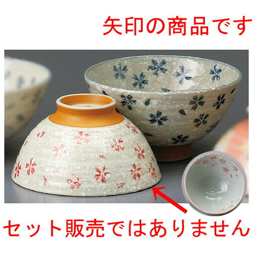 [商品名]　粉雪桜中平（赤）[素材]　陶磁器[寸法]　[ 115 x 60mm ] お店からご自宅まで、季節を問わず、様々なシーンでご利用いただける商品です。[ 115 x 60mm ]メーカーからの取り寄せ商品の為、納期まで1週間前後かかります。あらかじめご了承ください。商品によっては手造りのため、写真と色・かたちが若干異なることがございます。われものですので丁重に梱包させていただいておりますが、ご質問などございましたらお気軽にお問い合わせください。ご注文に関する注意事項は 【こちら】ご購入前にご確認ください。 &nbsp;&nbsp;&nbsp; 粉雪トンボ中平（赤） [115 x 60mm] 粉雪トンボ毛料（青） [142 x 65mm] 粉雪桜大平（青） [124 x 65mm] &nbsp;&nbsp;&nbsp; 粉雪錆十草中平（赤） [115 x 60mm] 粉雪錆十草大平（青） [124 x 65mm] 粉雪桜毛料（青） [142 x 65mm]