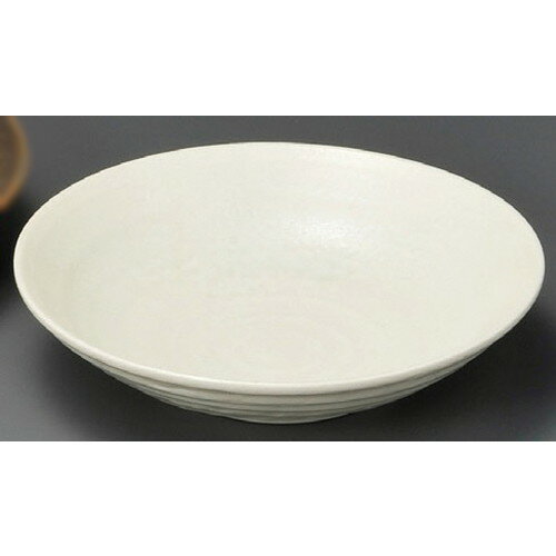 [商品名]　いこい7.0寸盛皿[素材]　陶磁器[寸法]　[ 220 x 54mm ] お店からご自宅まで、季節を問わず、様々なシーンでご利用いただける商品です。[ 220 x 54mm ]メーカーからの取り寄せ商品の為、納期まで1週間前後かかります。あらかじめご了承ください。商品によっては手造りのため、写真と色・かたちが若干異なることがございます。われものですので丁重に梱包させていただいておりますが、ご質問などございましたらお気軽にお問い合わせください。ご注文に関する注意事項は 【こちら】ご購入前にご確認ください。 &nbsp;&nbsp;&nbsp; あかり6.0麺皿（小） [195 x 37mm] あかり7.5麺皿（中） [237 x 44mm] あかり8.5麺皿（大） [257 x 45mm] &nbsp;&nbsp;&nbsp; おふけ とちりうず8.0めん鉢 [245 x 75mm] うのふ7.5めん皿 [227 x 50mm] いこい8.5皿 [250 x 45mm]