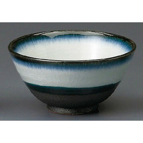 [商品名]　ゴス流し貫入茶碗（大）[素材]　陶磁器[寸法]　[ 123 x 62mm ] お店からご自宅まで、季節を問わず、様々なシーンでご利用いただける商品です。[ 123 x 62mm ]メーカーからの取り寄せ商品の為、納期まで1週間前後かかります。あらかじめご了承ください。商品によっては手造りのため、写真と色・かたちが若干異なることがございます。われものですので丁重に梱包させていただいておりますが、ご質問などございましたらお気軽にお問い合わせください。ご注文に関する注意事項は 【こちら】ご購入前にご確認ください。 &nbsp;&nbsp;&nbsp; ゴス十草飯碗（小）（手造り） [130 x 60mm] ゴス十草飯碗（大）（手造り） [140 x 63mm] ゴス流し貫入茶碗（小） [112 x 57mm] &nbsp;&nbsp;&nbsp; さんぽねこ毛料 [142 x 63mm] さんぽねこ中平 [115 x 61mm] さんぽねこ大平 [125 x 66mm]