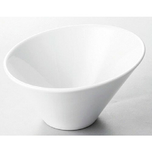 [商品名]　スラッシュボウルM/WH[素材]　陶磁器[寸法]　[ 150 x 86mm ] お店からご自宅まで、季節を問わず、様々なシーンでご利用いただける商品です。[ 150 x 86mm ] 中国製メーカーからの取り寄せ商品の為、納期まで1週間前後かかります。あらかじめご了承ください。商品によっては手造りのため、写真と色・かたちが若干異なることがございます。われものですので丁重に梱包させていただいておりますが、ご質問などございましたらお気軽にお問い合わせください。ご注文に関する注意事項は 【こちら】ご購入前にご確認ください。 &nbsp;&nbsp;&nbsp; ステージ18cmロックプレート [183 x 165 x 16mm] ストライプ密封手付カップ [134 x 120mm・1,200cc] スラッシュボウルL/WH [188 x 105mm] &nbsp;&nbsp;&nbsp; スワンボール 白 [108 x 56mm] スワンボール ブラック [108 x 56mm] スラッシュボウルS/WH [120 x 70mm]